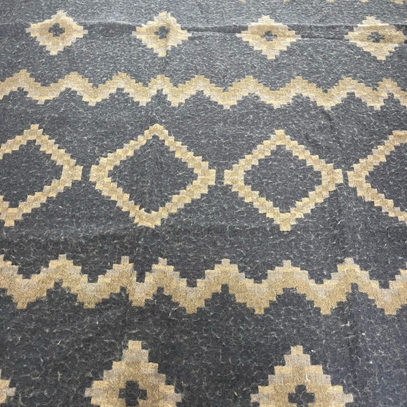 Aritzia mosaic blanket scarf - Picture 6 of 8